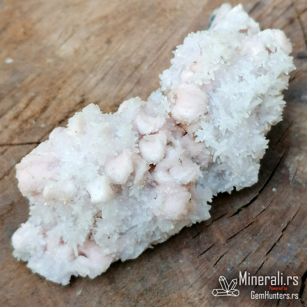 Bleđe roze mase rodohrozita sa belim kvarcom iz Cavnica, Rumunija