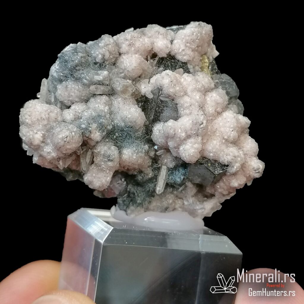 Kalcit, sfalerit, bulanžerit, kvarc i pirit iz Trepče u složenom agregatu na stalku