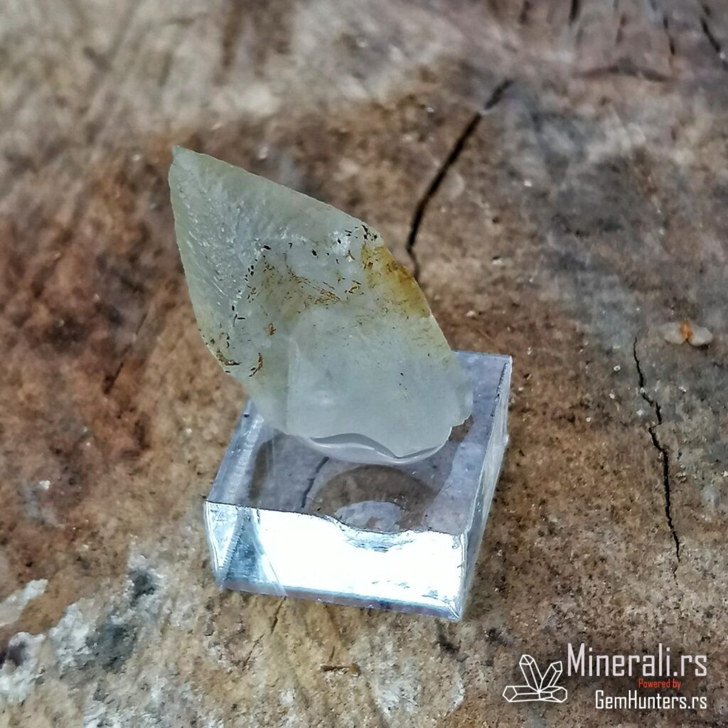 Proziran kristal kalcita sa žućkastim zonama i blagom zakrivljenošću iz Vajsenburga, Nemačka